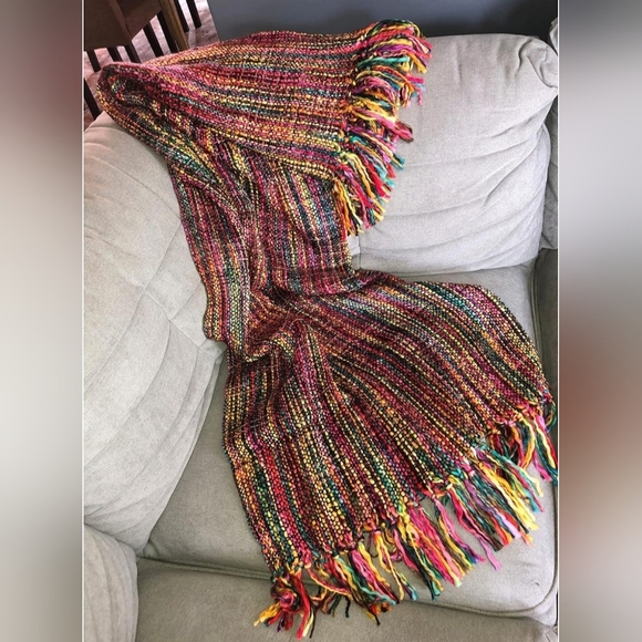 NWT | Signals | Chunky Hand Woven Knit Blanket Throw with Tassels | 48" x 70" - Picture 6 of 11